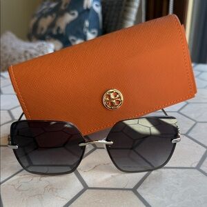 Tory Burch Sunglasses 🕶️ 🖤🧡